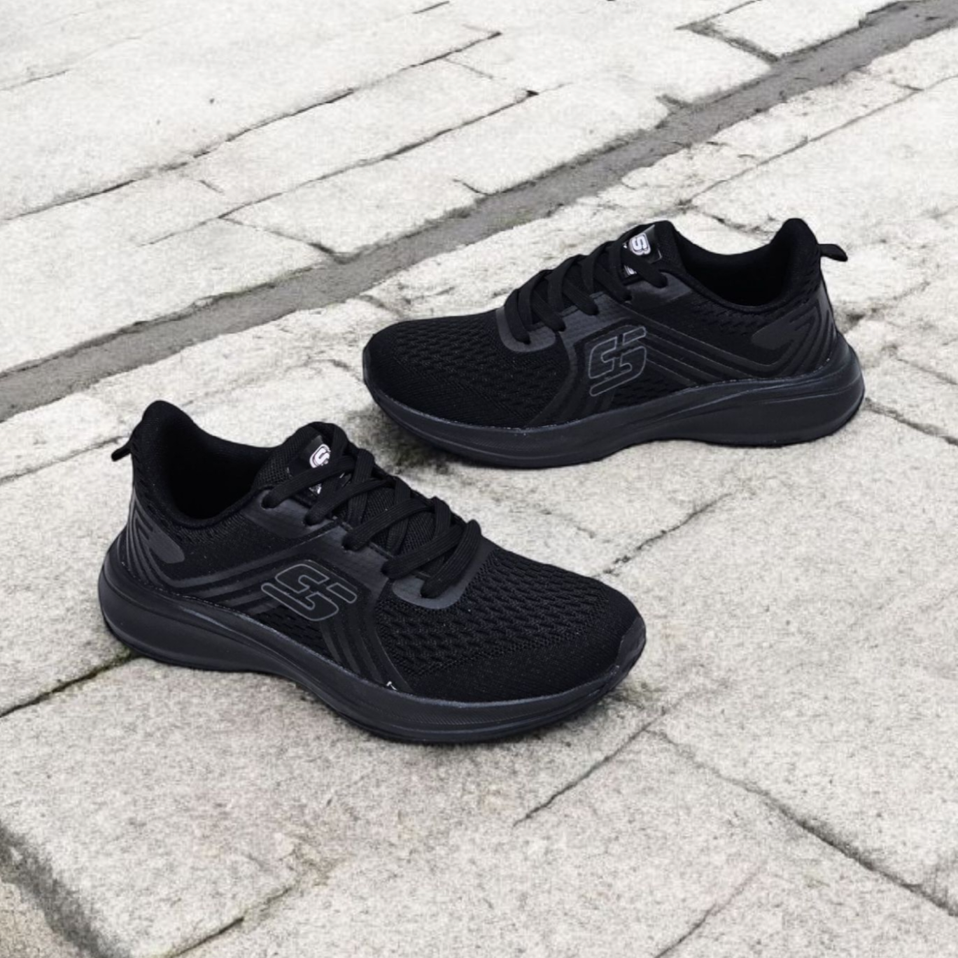 Skechrs Preto